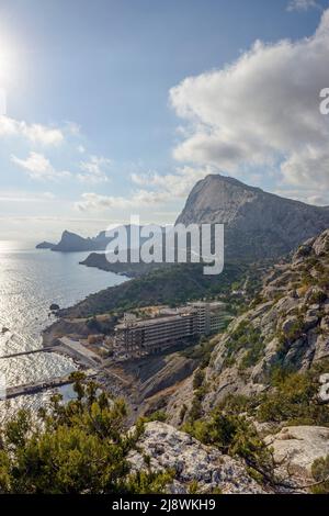 Landschaftlich schöne Aussicht von der Bergspitze von Palvani-Oba entlang der Straße C0-11516, die unterhalb des Sokol (Hawk) Berges in Richtung Novy Svet (New World) liegt Stockfoto