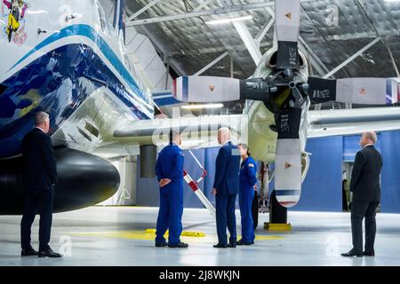 US-Präsident Joe Biden spricht mit Mitarbeitern der FEMA auf einer Tour, bevor er eine Einweisung über die behördenüberfragenden Bemühungen erhält, sich auf Hurrikane in dieser Saison auf der Joint Base Andrews in Maryland, USA, vorzubereiten und darauf zu reagieren 18. Mai 2022. Kredit: Shawn Thew/Pool über CNP Stockfoto