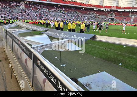 Stuttgart, Deutschland. 14.. Mai 2022. Nach dem Platzsturm zertrümmerte Kutschenbank.Verwüstung. Fußball 1. Bundesliga-Saison 2021/2022, 34.Spieltag, matchday34. VFB Stuttgart-1.FC Köln 2-1, am 05/14/2022, Mercedes Benz Arena Stuttgart Quelle: dpa/Alamy Live News Stockfoto