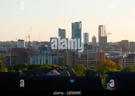 Sonnenaufgang im Stadtzentrum von Leeds mit einigen der hohen Gebäude. Altus House & Bridgewater Place sind derzeit die beiden höchsten Stockfoto