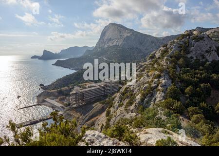 Landschaftlich schöne Aussicht von der Bergspitze von Palvani-Oba entlang der Straße C0-11516, die unterhalb des Sokol (Hawk) Berges in Richtung Novy Svet (New World) liegt Stockfoto