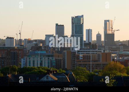 Sonnenaufgang im Stadtzentrum von Leeds mit einigen der hohen Gebäude. Altus House & Bridgewater Place sind derzeit die beiden höchsten Stockfoto