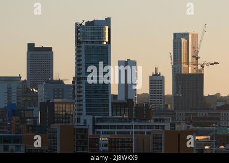 Sonnenaufgang im Stadtzentrum von Leeds mit einigen der hohen Gebäude. Altus House & Bridgewater Place sind derzeit die beiden höchsten Stockfoto