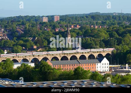 Ein LNER Azuma Zug, der über das Kirkstall Road Viadukt in Leeds, West Yorkshire, Großbritannien, fährt Stockfoto