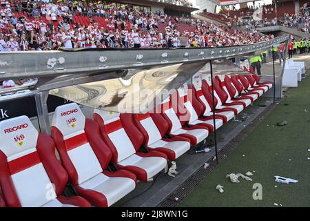 Stuttgart, Deutschland. 14.. Mai 2022. Nach dem Platzsturm zertrümmerte Kutschenbank.Verwüstung. Fußball 1. Bundesliga-Saison 2021/2022, 34.Spieltag, matchday34. VFB Stuttgart-1.FC Köln 2-1, am 05/14/2022, Mercedes Benz Arena Stuttgart Quelle: dpa/Alamy Live News Stockfoto