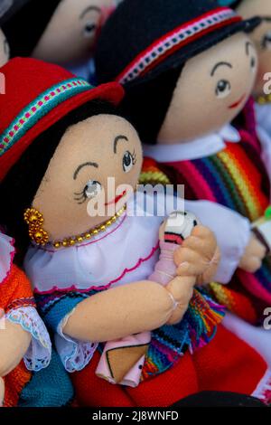Ecuador, Quito. Otavalo Markt. Typische Stoffpuppe in traditioneller Kleidung. Stockfoto