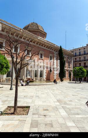 Valencia, Spanien - 05 05 2022: Fuente de la Universidad Brunnen in Valencia, Spanien an einem sonnigen Frühlingstag. Stockfoto