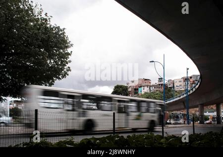 Bus in Bewegung mit geringer Geschwindigkeit auf der Straße erfasst. Stadt Salvador, Bahia, Brasilien. Stockfoto