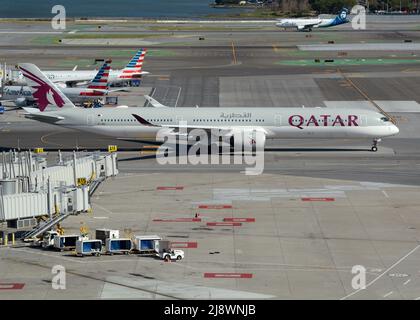 Ein Qatar Airways Airbus A350-Passagierflugzeug fährt am San Francisco International Airport in San Francisco, Kalifornien, ein Taxi. Stockfoto