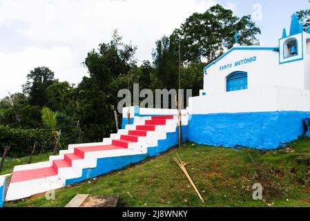 Niedrige Ansicht der katholischen Kirche von Santo Antonio in der Landschaft der Stadt Nilo Pecanha im Br Stockfoto