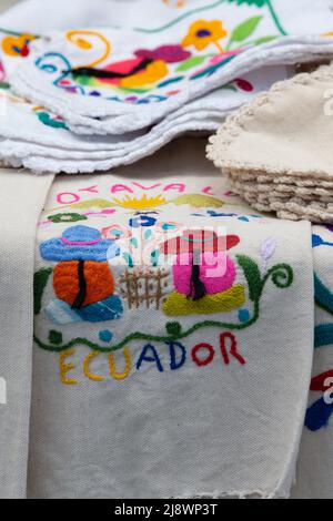 Ecuador, Quito. Otavalo Markt. Traditionelle ecuadorianische Textilien, bunte Stickerei-Geschirrtücher. Stockfoto