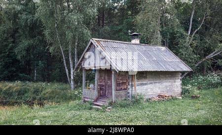 Altes und verlassenes Badehaus in einer bewachsenen Wiese, Landwald, Litauen Stockfoto