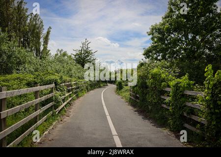 Radweg / Fußweg, der der Bahnstrecke zwischen Hoylake und West Kirby folgt Stockfoto