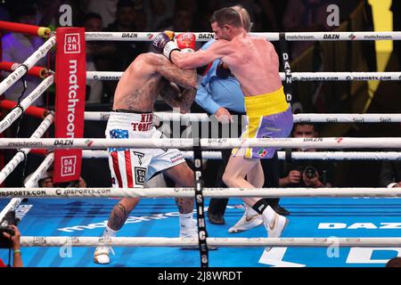 Mailand, Italien. 13.. Mai 2022. Italien, Mailand, Mai 13 2022: Daniele Scardina (ita) gegen Giovanni De Carolis (ita), WBO Intercontinental Super Middleweight-Titel, während der Milano Boxing Night 2022 in der Allianz Cloud (Bildnachweis: © Fabrizio Andrea Bertani/Pacific Press via ZUMA Press Wire) Stockfoto