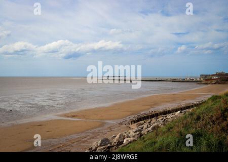 Blick auf den West Kirby Marine Lake, von Caldy - mit Sandstrand mit Seegras Stockfoto