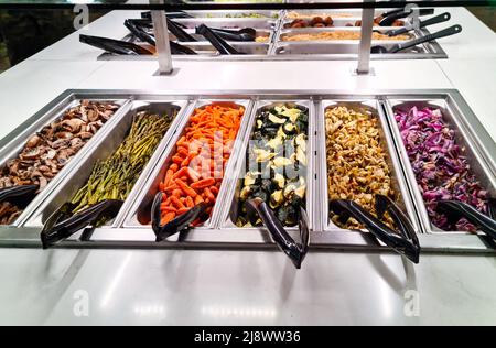 Selbstbedienungsrestaurant mit Speisen und Salaten, Gemüse, Spargel, Pilze Stockfoto