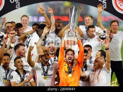 Eintracht der Frankfurter Torwart Kevin Trapp feiert mit der Trophäe nach dem Finale der UEFA Europa League im Estadio Ramon Sanchez-Pizjuan, Sevilla. Bilddatum: Mittwoch, 18. Mai 2022. Stockfoto