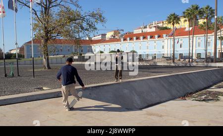 Straßenszene im Hafengebiet von Sao Nicolau, mit Skateboarding-Skater, Lissabon, Portugal Stockfoto