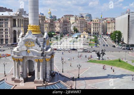 Blick auf den Platz der Unabhängigkeit - Maidan Nezalezhnosti und die Straße Chreschtschatyk in Kiew. Stockfoto