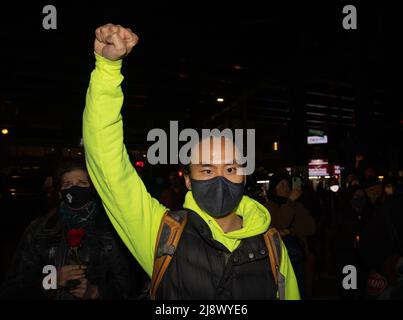 QUEENS, N.Y. – 17. März 2021: Demonstranten werden in Jackson Heights während einer Mahnwache für Opfer antiasiatischer Gewalt gesehen. Stockfoto