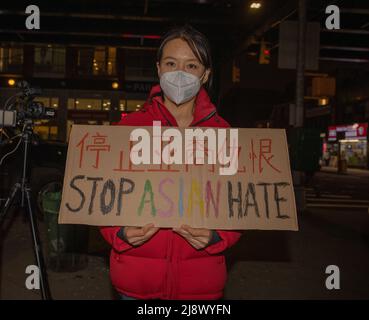 QUEENS, NY – 17. März 2021: Während einer Mahnwache für Opfer antiasiatischer Gewalt wird in Jackson Heights ein Demonstranten gesehen. Stockfoto