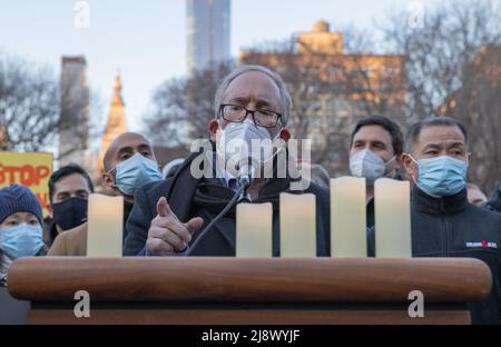 NEW YORK, N.Y. – 19. März 2021: Der New Yorker Comtroller Scott M. Stringer, Mitte, richtet eine Mahnwache für Opfer antiasiatischer Gewalt. Stockfoto