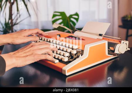 Schreibmaschinenhands auf Retro-Schreibmaschine. Konzept klassische Literatur Stockfoto