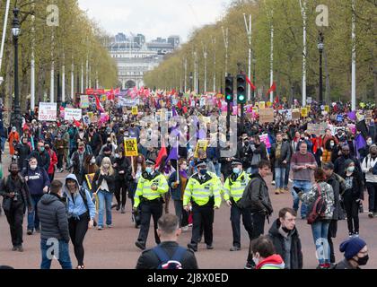 Am 1. Mai versammeln sich Menschenmassen auf dem Trafalgar Square, um gegen das neue Gesetz „Kill the Bill“ der Regierung zu protestieren. ‘Polizei, Kriminalität, Verurteilung und Gerichte“ aus dem Film: Atmosphäre wo: London, Großbritannien Wann: 01. Mai 2021 Kredit: Mario Mitsis/WENN Stockfoto