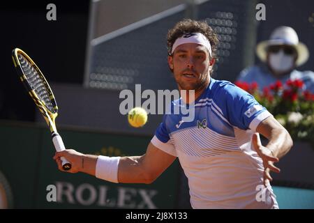 Marco Cecchinato in Aktion während seines Herren-Einzelmatches gegen den Spanier Roberto Bautista Agut am sechsten Tag der Mutua Madrid Open im La Caja Magica am 04. Mai 2021 in Madrid, Spanien. Mit: Marco Cecchinato wo: Madrid, Spanien Wann: 04. Mai 2021 Credit: Oscar Gonzalez/WENN Stockfoto