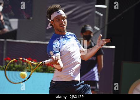 Marco Cecchinato in Aktion während seines Herren-Einzelmatches gegen den Spanier Roberto Bautista Agut am sechsten Tag der Mutua Madrid Open im La Caja Magica am 04. Mai 2021 in Madrid, Spanien. Mit: Marco Cecchinato wo: Madrid, Spanien Wann: 04. Mai 2021 Credit: Oscar Gonzalez/WENN Stockfoto