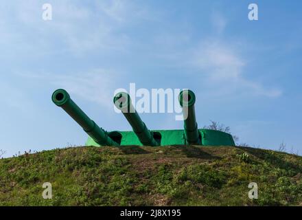 Woroshilov Batterie - Schiffsturm Kanonen auf der russischen Insel. Hochwertige Fotos Stockfoto