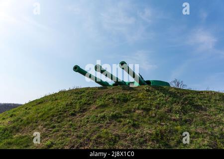 Woroshilov Batterie - Schiffsturm Kanonen auf der russischen Insel. Hochwertige Fotos Stockfoto