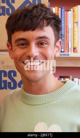 New York, USA. 18.. Mai 2022. Tom Daley signiert am 18. Mai 2022 im Bureau of General Services Queer Division im LGBT Community Center in New York City Kopien seines Buches „Coming Up for Air: What I Learned from Sport, Fame and Fatherhood“. Bildnachweis: Henry McGee/MediaPunch Kredit: MediaPunch Inc/Alamy Live Nachrichten