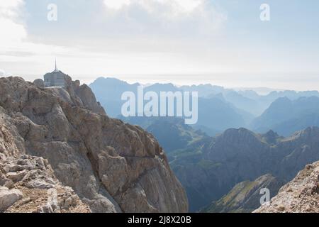 Der Blick auf Punta Rocca 3309 m, mit der Bergstation für die Seilbahn Malga Ciapela, Italienische Alpen. Stockfoto