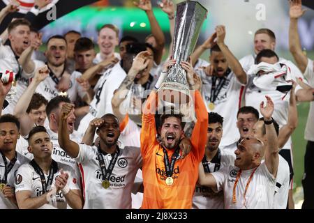 Sevilla, Spanien. 18.. Mai 2022. Estadio Ramon Sanchez-Pizjuan, Sevilla, Spanien, 18. Mai 2022, Kevin Trapp (Eintracht Frankfurt) feiert das Anheben der Trophäe nach dem Gewinn des Sevilla Europa LEAGUE Finales 2022 während des UEFA Europa League Finales 2022 - Eintracht vs Rangers - Football Europa League Spiel Credit: Live Media Publishing Group/Alamy Live News Stockfoto