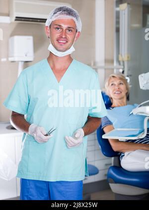 Porträt der Zahnarzt in der Zahnklinik Stockfoto