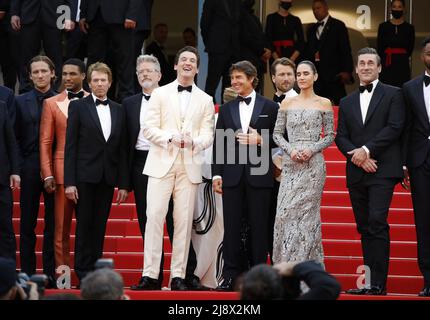 Cannes, Frankreich. 18.. Mai 2022. Jerry Bruckheimer, Greg Tarzan Davis, Lewis Pullman, Christopher McQuarrie, Miles Teller, Tom Cruise, Jennifer Connelly, Jon Hamm und Jay Ellis nehmen an der Vorführung von „Top Gun: Maverick“ während des jährlichen Filmfestivals 75. in Cannes im Palais des Festivals am 18. Mai 2022 in Cannes, Frankreich, Teil. Foto: DGP/imageSPACE/Sipa USA Kredit: SIPA USA/Alamy Live News Stockfoto