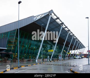 Tirana, Albanien - 01. April 2022: Internationaler Flughafen Tirana Nene Tereza, auch bekannt als internationaler Flughafen Rinas Stockfoto