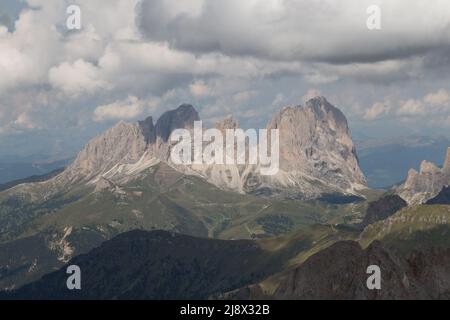 Der Blick vom Gipfel der Marmolada über die Langkofel-Langkofel-Dolomiten, Trentino-Südtirol, Italien. Stockfoto