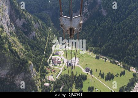 Luftaufnahme der Talstation der Ciapela Alm von der Seilbahn Marmoalada, Rocca Pietore, Dolomiten, Provinz Belluno, Venetien, Italien. Stockfoto