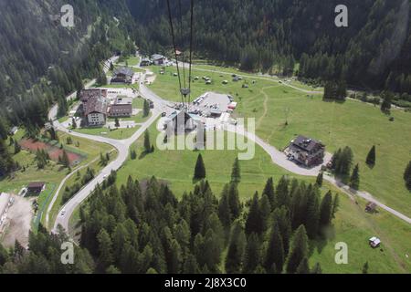 Luftaufnahme der Talstation der Ciapela Alm von der Seilbahn Marmoalada, Rocca Pietore, Dolomiten, Provinz Belluno, Venetien, Italien. Stockfoto