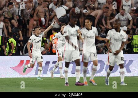 Sevilla, Spanien. 18.. Mai 2022. Rafael Borre (Eintracht Frankfurt) feiert, nachdem er während des UEFA Europa League 2022 Finales das erste Tor seiner Mannschaft erzielt hat - Eintracht vs Rangers, Fußball Europa League Spiel in Sevilla, Spanien, Mai 18 2022 Quelle: Independent Photo Agency/Alamy Live News Stockfoto