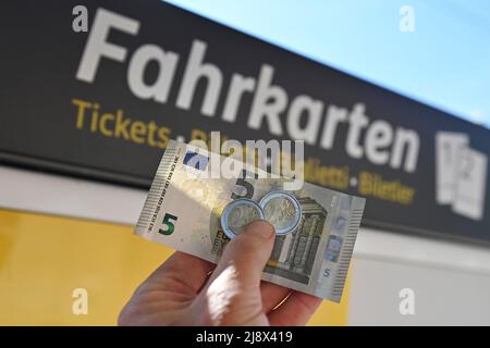 Themenbild 9-Euro-Ticket für Bus und Bahn wird bundesweit ab 1. Juni 2022 erhältlich sein. OEPNV, öffentlicher Nahverkehr, Nahverkehr, MVG, U-Bahn, U-Bahn. Neun Euro werden vor einem Ticketautomaten gehalten. Stockfoto