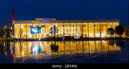 Beleuchtetes Nationaltheater der Oper, Tirana, Albanien Stockfoto