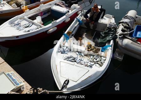 Albanische Fischer verkaufen Fisch von Fischerbooten in Sarande Stockfoto