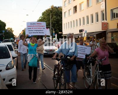 München, Deutschland. 18.. Mai 2022. Am 18. Mai 2022 versammelten sich Hunderte von kovidierten Leugnern, christlichen Fundamentalisten, Anti-Vaxxern, Verschwörungs-Ideologen und Anti-Maßnahmen-Aktivisten in München, Deutschland, um zu protestieren. (Foto: Alexander Pohl/Sipa USA) Quelle: SIPA USA/Alamy Live News Stockfoto