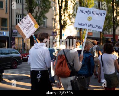 München, Deutschland. 18.. Mai 2022. Am 18. Mai 2022 versammelten sich Hunderte von kovidierten Leugnern, christlichen Fundamentalisten, Anti-Vaxxern, Verschwörungs-Ideologen und Anti-Maßnahmen-Aktivisten in München, Deutschland, um zu protestieren. (Foto: Alexander Pohl/Sipa USA) Quelle: SIPA USA/Alamy Live News Stockfoto