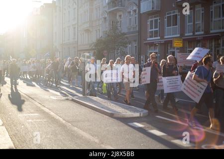 München, Deutschland. 18.. Mai 2022. Am 18. Mai 2022 versammelten sich Hunderte von kovidierten Leugnern, christlichen Fundamentalisten, Anti-Vaxxern, Verschwörungs-Ideologen und Anti-Maßnahmen-Aktivisten in München, Deutschland, um zu protestieren. (Foto: Alexander Pohl/Sipa USA) Quelle: SIPA USA/Alamy Live News Stockfoto