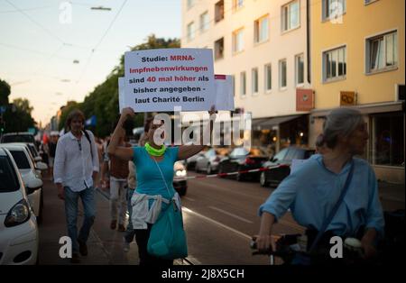 München, Deutschland. 18.. Mai 2022. Am 18. Mai 2022 versammelten sich Hunderte von kovidierten Leugnern, christlichen Fundamentalisten, Anti-Vaxxern, Verschwörungs-Ideologen und Anti-Maßnahmen-Aktivisten in München, Deutschland, um zu protestieren. (Foto: Alexander Pohl/Sipa USA) Quelle: SIPA USA/Alamy Live News Stockfoto