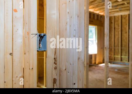 Installation von Steckdosen an der Wand neues Haus Neubau Stockfoto